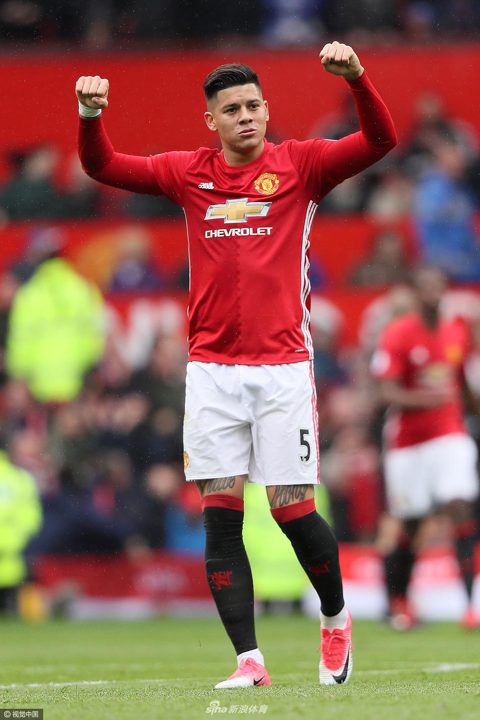 热刺全队已经抵达韩国，孙兴慜、梁民革举韩国国旗合照（热刺全队抵韩，孙兴慜与梁民革举国旗合影）