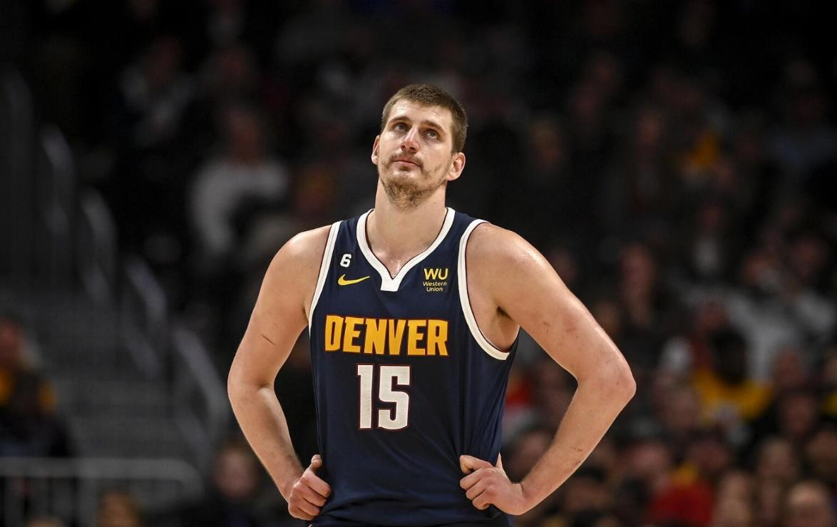 掘金约基奇三双末节爆发（掘金核心约基奇砍三双 末节火力全开）