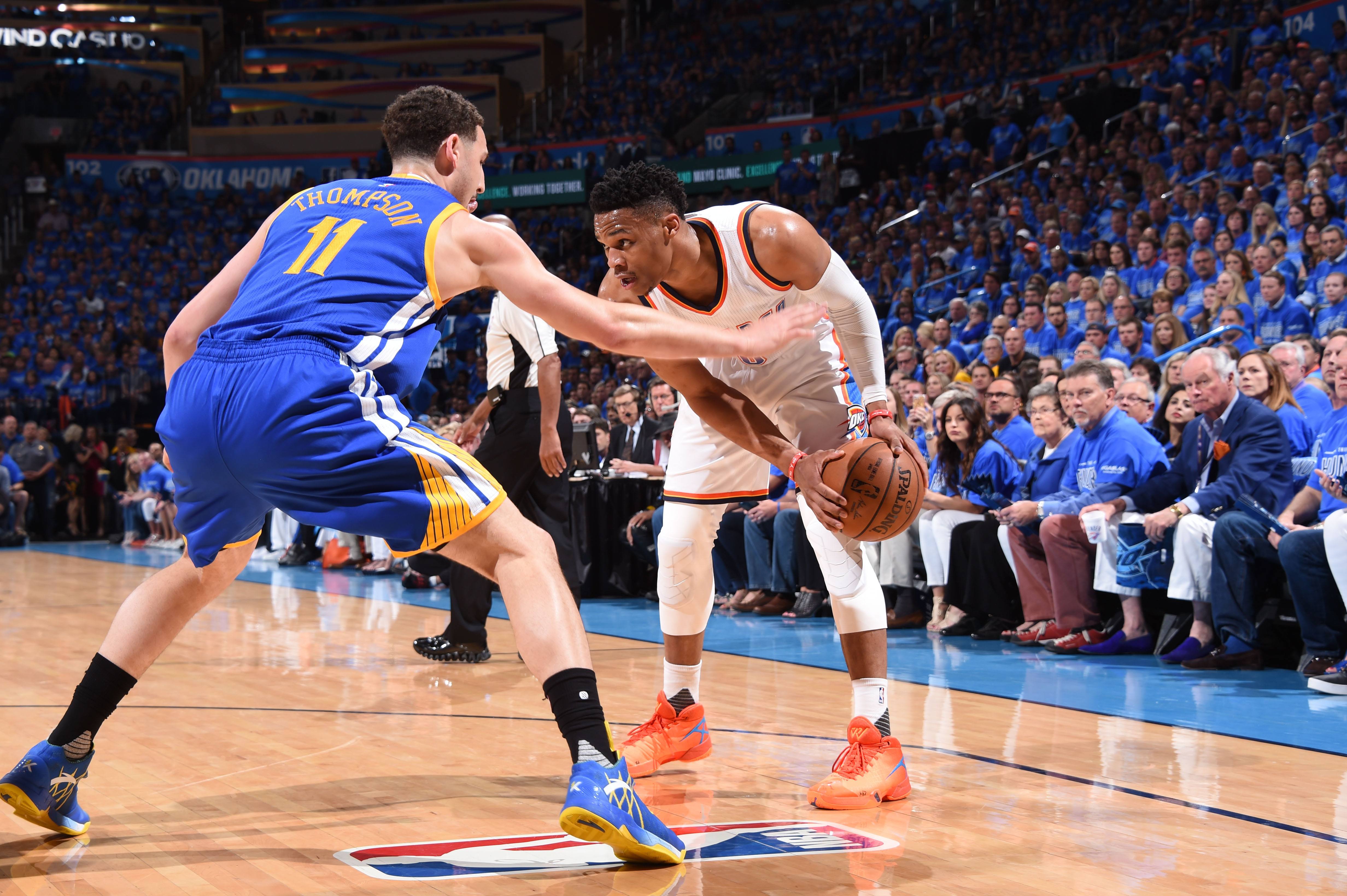 双喜临门！亨德森迎小蜜蜂处子球+英格兰赛场第600场里程碑（喜上加喜！亨德森收获小蜜蜂首球，达成英格兰赛场600场里程碑）