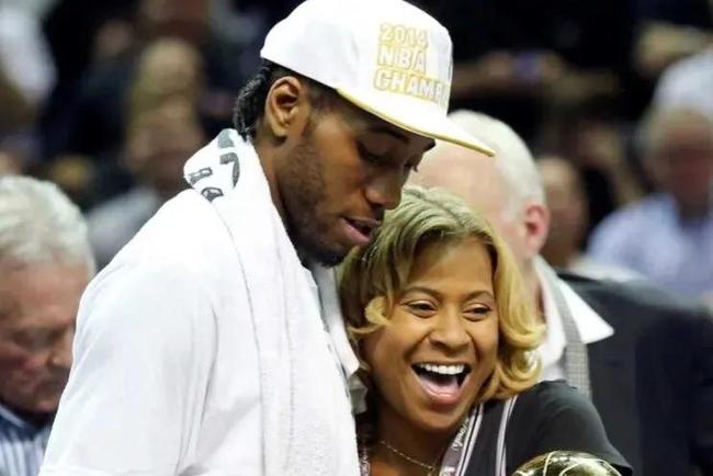 媒体人：北京国安要解散是假消息，想要帮助国安的人有很多（媒体人辟谣：北京国安解散传言不实，愿助国安者众多）