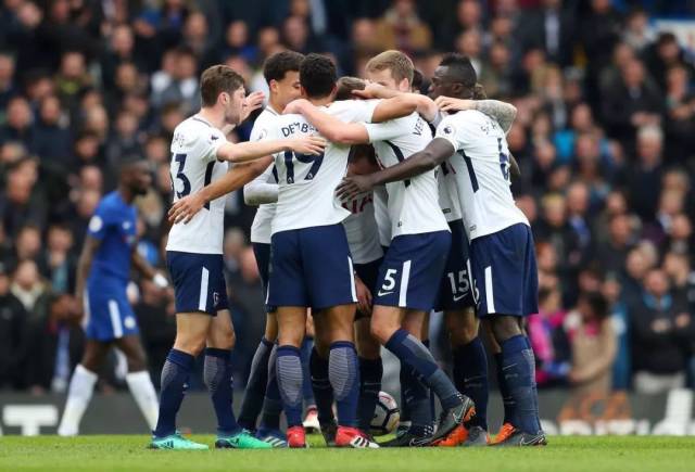 打进精彩世界波+头球破门，马杜埃凯当选欧冠本周最佳球员（轰进世界波并头球建功，马杜埃凯荣膺欧冠本周最佳）